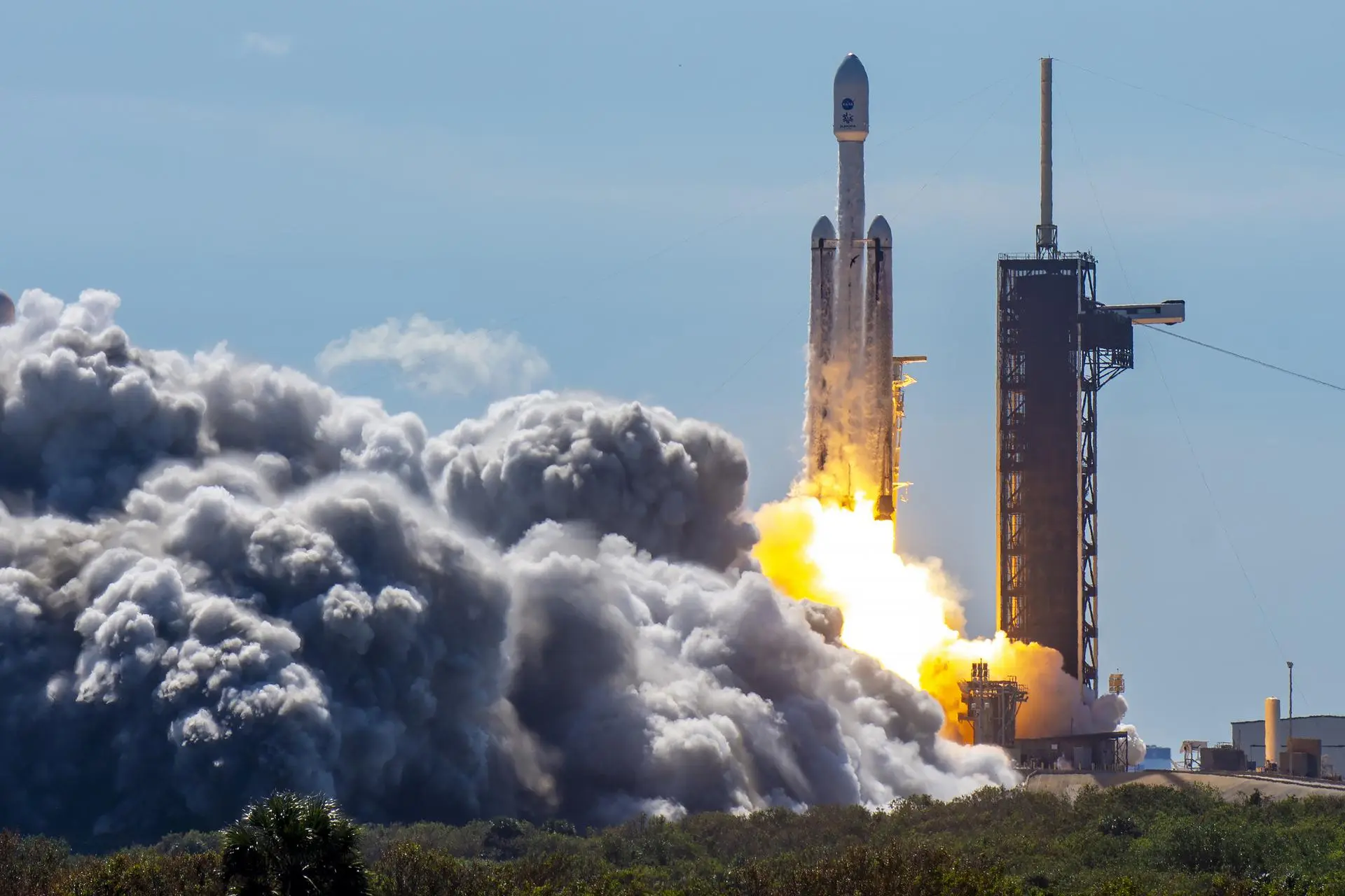 europa-clipper-lifts-off-with-fire-and-smoke